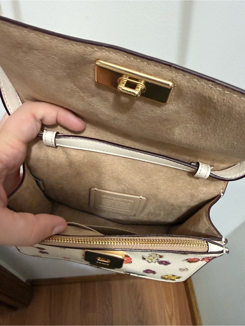 NEW Coach Cream Floral Crossbody Bag with SPACED FLORAL FIELD
PRINT - Picture 5 of 9